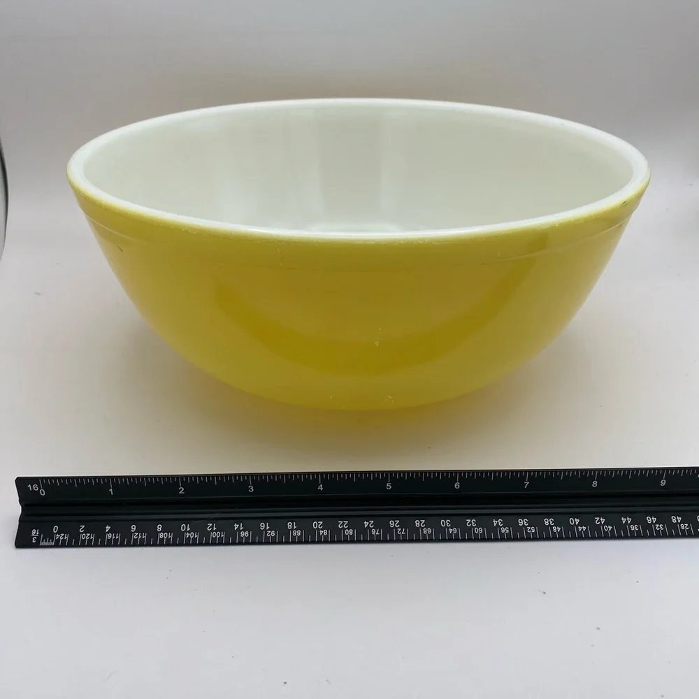 Pyrex Yellow Mixing Bowl #404 Primary Colors 4 Qt Large Nesting MCM Vintage
